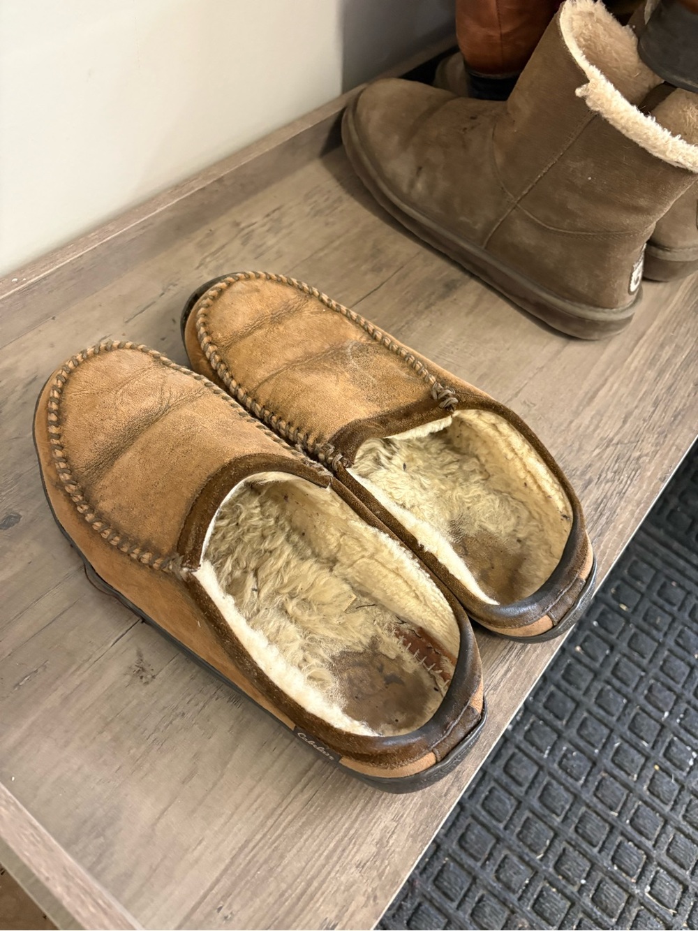 Used slippers - Picture 2 of 3